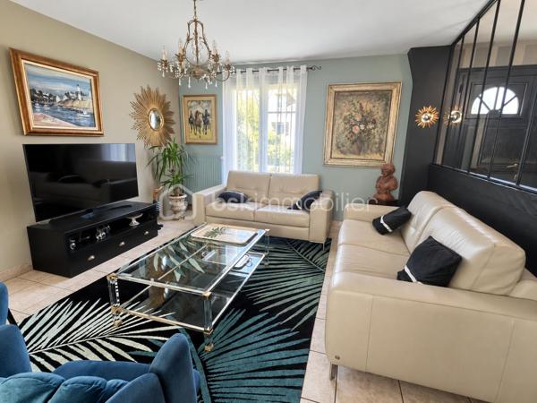 Découvrez cette belle maison individuelle de 164 m², implantée sur un terrain clos et arboré de 975 m², sans vis-à-vis.

Le rez-de-chaussée s’ouvre sur une entrée avec placard, puis sur un spacieux salon/salle à manger lumineux. 
La cuisine séparée, située dans le prolongement de la pièce de vie, bénéficie, comme le séjour, d’un accès direct à la terrasse et au jardin.

Une chambre, une salle d’eau et des toilettes séparées complètent ce niveau, offrant ainsi une véritable possibilité de vie de plain-pied.

À l’étage, l’espace nuit se compose de trois chambres, dont une bénéficiant d’une pièce dressing, ainsi que d’une grande salle de bains équipée d’une baignoire, d’une douche et d’une double vasque. Les chambres de l’étage sont équipées d’une climatisation réversible, assurant un confort appréciable en toute saison.

La maison dispose également d’un sous-sol total aménagé, offrant de multiples possibilités selon vos besoins : espace de loisirs, bureau, salle de jeux ou rangements supplémentaires.

À l’extérieur, vous profiterez d’une agréable terrasse d’environ 62 m² équipée de stores bannes. Le jardin arboré et sans vis-à-vis propose différents espaces de détente, dont un kiosque aménagé au cœur de la végétation.

Un double garage indépendant complète la propriété. Sa partie supérieure présente un potentiel d’aménagement supplémentaire selon votre projet. La grande allée située devant le garage permet également de stationner deux à trois véhicules.

Les atouts :

Maison individuelle de 164 m²
Terrain clos et arboré de 975 m²
Aucun vis-à-vis
Quatre chambres, dont une au rez-de-chaussée
Possibilité de vie de plain-pied
Climatisation réversible dans les chambres de l’étage
Sous-sol total aménagé
Terrasse d’environ 62 m² avec stores bannes
Jardin avec plusieurs espaces de détente
Double garage indépendant
Potentiel d’aménagement au-dessus du garage
Deux à trois stationnements supplémentaires dans l’allée

Une maison familiale chaleureuse et fonctionnelle, offrant de beaux volumes, de nombreux espaces et un environnement propice aux moments de détente.