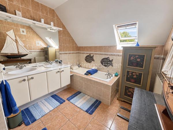 Découvrez cette belle maison individuelle de 164 m², implantée sur un terrain clos et arboré de 975 m², sans vis-à-vis.

Le rez-de-chaussée s’ouvre sur une entrée avec placard, puis sur un spacieux salon/salle à manger lumineux. 
La cuisine séparée, située dans le prolongement de la pièce de vie, bénéficie, comme le séjour, d’un accès direct à la terrasse et au jardin.

Une chambre, une salle d’eau et des toilettes séparées complètent ce niveau, offrant ainsi une véritable possibilité de vie de plain-pied.

À l’étage, l’espace nuit se compose de trois chambres, dont une bénéficiant d’une pièce dressing, ainsi que d’une grande salle de bains équipée d’une baignoire, d’une douche et d’une double vasque. Les chambres de l’étage sont équipées d’une climatisation réversible, assurant un confort appréciable en toute saison.

La maison dispose également d’un sous-sol total aménagé, offrant de multiples possibilités selon vos besoins : espace de loisirs, bureau, salle de jeux ou rangements supplémentaires.

À l’extérieur, vous profiterez d’une agréable terrasse d’environ 62 m² équipée de stores bannes. Le jardin arboré et sans vis-à-vis propose différents espaces de détente, dont un kiosque aménagé au cœur de la végétation.

Un double garage indépendant complète la propriété. Sa partie supérieure présente un potentiel d’aménagement supplémentaire selon votre projet. La grande allée située devant le garage permet également de stationner deux à trois véhicules.

Les atouts :

Maison individuelle de 164 m²
Terrain clos et arboré de 975 m²
Aucun vis-à-vis
Quatre chambres, dont une au rez-de-chaussée
Possibilité de vie de plain-pied
Climatisation réversible dans les chambres de l’étage
Sous-sol total aménagé
Terrasse d’environ 62 m² avec stores bannes
Jardin avec plusieurs espaces de détente
Double garage indépendant
Potentiel d’aménagement au-dessus du garage
Deux à trois stationnements supplémentaires dans l’allée

Une maison familiale chaleureuse et fonctionnelle, offrant de beaux volumes, de nombreux espaces et un environnement propice aux moments de détente.