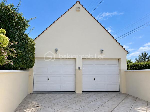 Découvrez cette belle maison individuelle de 164 m², implantée sur un terrain clos et arboré de 975 m², sans vis-à-vis.

Le rez-de-chaussée s’ouvre sur une entrée avec placard, puis sur un spacieux salon/salle à manger lumineux. 
La cuisine séparée, située dans le prolongement de la pièce de vie, bénéficie, comme le séjour, d’un accès direct à la terrasse et au jardin.

Une chambre, une salle d’eau et des toilettes séparées complètent ce niveau, offrant ainsi une véritable possibilité de vie de plain-pied.

À l’étage, l’espace nuit se compose de trois chambres, dont une bénéficiant d’une pièce dressing, ainsi que d’une grande salle de bains équipée d’une baignoire, d’une douche et d’une double vasque. Les chambres de l’étage sont équipées d’une climatisation réversible, assurant un confort appréciable en toute saison.

La maison dispose également d’un sous-sol total aménagé, offrant de multiples possibilités selon vos besoins : espace de loisirs, bureau, salle de jeux ou rangements supplémentaires.

À l’extérieur, vous profiterez d’une agréable terrasse d’environ 62 m² équipée de stores bannes. Le jardin arboré et sans vis-à-vis propose différents espaces de détente, dont un kiosque aménagé au cœur de la végétation.

Un double garage indépendant complète la propriété. Sa partie supérieure présente un potentiel d’aménagement supplémentaire selon votre projet. La grande allée située devant le garage permet également de stationner deux à trois véhicules.

Les atouts :

Maison individuelle de 164 m²
Terrain clos et arboré de 975 m²
Aucun vis-à-vis
Quatre chambres, dont une au rez-de-chaussée
Possibilité de vie de plain-pied
Climatisation réversible dans les chambres de l’étage
Sous-sol total aménagé
Terrasse d’environ 62 m² avec stores bannes
Jardin avec plusieurs espaces de détente
Double garage indépendant
Potentiel d’aménagement au-dessus du garage
Deux à trois stationnements supplémentaires dans l’allée

Une maison familiale chaleureuse et fonctionnelle, offrant de beaux volumes, de nombreux espaces et un environnement propice aux moments de détente.