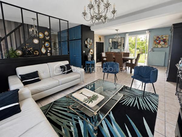 Découvrez cette belle maison individuelle de 164 m², implantée sur un terrain clos et arboré de 975 m², sans vis-à-vis.

Le rez-de-chaussée s’ouvre sur une entrée avec placard, puis sur un spacieux salon/salle à manger lumineux. 
La cuisine séparée, située dans le prolongement de la pièce de vie, bénéficie, comme le séjour, d’un accès direct à la terrasse et au jardin.

Une chambre, une salle d’eau et des toilettes séparées complètent ce niveau, offrant ainsi une véritable possibilité de vie de plain-pied.

À l’étage, l’espace nuit se compose de trois chambres, dont une bénéficiant d’une pièce dressing, ainsi que d’une grande salle de bains équipée d’une baignoire, d’une douche et d’une double vasque. Les chambres de l’étage sont équipées d’une climatisation réversible, assurant un confort appréciable en toute saison.

La maison dispose également d’un sous-sol total aménagé, offrant de multiples possibilités selon vos besoins : espace de loisirs, bureau, salle de jeux ou rangements supplémentaires.

À l’extérieur, vous profiterez d’une agréable terrasse d’environ 62 m² équipée de stores bannes. Le jardin arboré et sans vis-à-vis propose différents espaces de détente, dont un kiosque aménagé au cœur de la végétation.

Un double garage indépendant complète la propriété. Sa partie supérieure présente un potentiel d’aménagement supplémentaire selon votre projet. La grande allée située devant le garage permet également de stationner deux à trois véhicules.

Les atouts :

Maison individuelle de 164 m²
Terrain clos et arboré de 975 m²
Aucun vis-à-vis
Quatre chambres, dont une au rez-de-chaussée
Possibilité de vie de plain-pied
Climatisation réversible dans les chambres de l’étage
Sous-sol total aménagé
Terrasse d’environ 62 m² avec stores bannes
Jardin avec plusieurs espaces de détente
Double garage indépendant
Potentiel d’aménagement au-dessus du garage
Deux à trois stationnements supplémentaires dans l’allée

Une maison familiale chaleureuse et fonctionnelle, offrant de beaux volumes, de nombreux espaces et un environnement propice aux moments de détente.