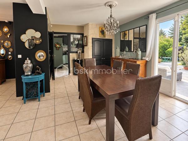 Découvrez cette belle maison individuelle de 164 m², implantée sur un terrain clos et arboré de 975 m², sans vis-à-vis.

Le rez-de-chaussée s’ouvre sur une entrée avec placard, puis sur un spacieux salon/salle à manger lumineux. 
La cuisine séparée, située dans le prolongement de la pièce de vie, bénéficie, comme le séjour, d’un accès direct à la terrasse et au jardin.

Une chambre, une salle d’eau et des toilettes séparées complètent ce niveau, offrant ainsi une véritable possibilité de vie de plain-pied.

À l’étage, l’espace nuit se compose de trois chambres, dont une bénéficiant d’une pièce dressing, ainsi que d’une grande salle de bains équipée d’une baignoire, d’une douche et d’une double vasque. Les chambres de l’étage sont équipées d’une climatisation réversible, assurant un confort appréciable en toute saison.

La maison dispose également d’un sous-sol total aménagé, offrant de multiples possibilités selon vos besoins : espace de loisirs, bureau, salle de jeux ou rangements supplémentaires.

À l’extérieur, vous profiterez d’une agréable terrasse d’environ 62 m² équipée de stores bannes. Le jardin arboré et sans vis-à-vis propose différents espaces de détente, dont un kiosque aménagé au cœur de la végétation.

Un double garage indépendant complète la propriété. Sa partie supérieure présente un potentiel d’aménagement supplémentaire selon votre projet. La grande allée située devant le garage permet également de stationner deux à trois véhicules.

Les atouts :

Maison individuelle de 164 m²
Terrain clos et arboré de 975 m²
Aucun vis-à-vis
Quatre chambres, dont une au rez-de-chaussée
Possibilité de vie de plain-pied
Climatisation réversible dans les chambres de l’étage
Sous-sol total aménagé
Terrasse d’environ 62 m² avec stores bannes
Jardin avec plusieurs espaces de détente
Double garage indépendant
Potentiel d’aménagement au-dessus du garage
Deux à trois stationnements supplémentaires dans l’allée

Une maison familiale chaleureuse et fonctionnelle, offrant de beaux volumes, de nombreux espaces et un environnement propice aux moments de détente.