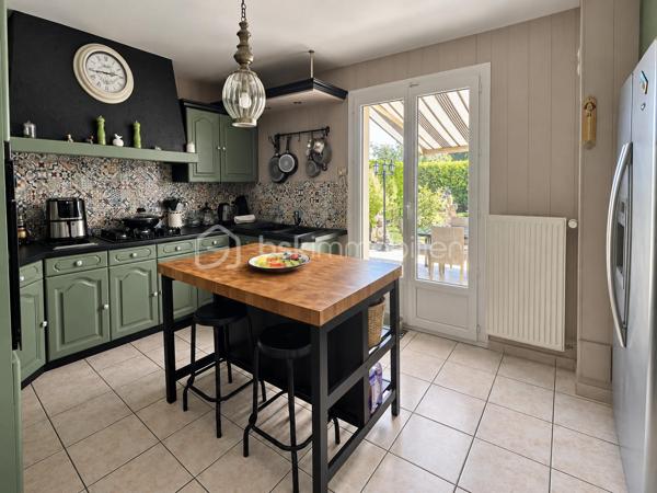 Découvrez cette belle maison individuelle de 164 m², implantée sur un terrain clos et arboré de 975 m², sans vis-à-vis.

Le rez-de-chaussée s’ouvre sur une entrée avec placard, puis sur un spacieux salon/salle à manger lumineux. 
La cuisine séparée, située dans le prolongement de la pièce de vie, bénéficie, comme le séjour, d’un accès direct à la terrasse et au jardin.

Une chambre, une salle d’eau et des toilettes séparées complètent ce niveau, offrant ainsi une véritable possibilité de vie de plain-pied.

À l’étage, l’espace nuit se compose de trois chambres, dont une bénéficiant d’une pièce dressing, ainsi que d’une grande salle de bains équipée d’une baignoire, d’une douche et d’une double vasque. Les chambres de l’étage sont équipées d’une climatisation réversible, assurant un confort appréciable en toute saison.

La maison dispose également d’un sous-sol total aménagé, offrant de multiples possibilités selon vos besoins : espace de loisirs, bureau, salle de jeux ou rangements supplémentaires.

À l’extérieur, vous profiterez d’une agréable terrasse d’environ 62 m² équipée de stores bannes. Le jardin arboré et sans vis-à-vis propose différents espaces de détente, dont un kiosque aménagé au cœur de la végétation.

Un double garage indépendant complète la propriété. Sa partie supérieure présente un potentiel d’aménagement supplémentaire selon votre projet. La grande allée située devant le garage permet également de stationner deux à trois véhicules.

Les atouts :

Maison individuelle de 164 m²
Terrain clos et arboré de 975 m²
Aucun vis-à-vis
Quatre chambres, dont une au rez-de-chaussée
Possibilité de vie de plain-pied
Climatisation réversible dans les chambres de l’étage
Sous-sol total aménagé
Terrasse d’environ 62 m² avec stores bannes
Jardin avec plusieurs espaces de détente
Double garage indépendant
Potentiel d’aménagement au-dessus du garage
Deux à trois stationnements supplémentaires dans l’allée

Une maison familiale chaleureuse et fonctionnelle, offrant de beaux volumes, de nombreux espaces et un environnement propice aux moments de détente.