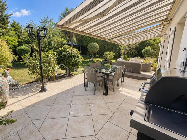 Découvrez cette belle maison individuelle de 164 m², implantée sur un terrain clos et arboré de 975 m², sans vis-à-vis.

Le rez-de-chaussée s’ouvre sur une entrée avec placard, puis sur un spacieux salon/salle à manger lumineux. 
La cuisine séparée, située dans le prolongement de la pièce de vie, bénéficie, comme le séjour, d’un accès direct à la terrasse et au jardin.

Une chambre, une salle d’eau et des toilettes séparées complètent ce niveau, offrant ainsi une véritable possibilité de vie de plain-pied.

À l’étage, l’espace nuit se compose de trois chambres, dont une bénéficiant d’une pièce dressing, ainsi que d’une grande salle de bains équipée d’une baignoire, d’une douche et d’une double vasque. Les chambres de l’étage sont équipées d’une climatisation réversible, assurant un confort appréciable en toute saison.

La maison dispose également d’un sous-sol total aménagé, offrant de multiples possibilités selon vos besoins : espace de loisirs, bureau, salle de jeux ou rangements supplémentaires.

À l’extérieur, vous profiterez d’une agréable terrasse d’environ 62 m² équipée de stores bannes. Le jardin arboré et sans vis-à-vis propose différents espaces de détente, dont un kiosque aménagé au cœur de la végétation.

Un double garage indépendant complète la propriété. Sa partie supérieure présente un potentiel d’aménagement supplémentaire selon votre projet. La grande allée située devant le garage permet également de stationner deux à trois véhicules.

Les atouts :

Maison individuelle de 164 m²
Terrain clos et arboré de 975 m²
Aucun vis-à-vis
Quatre chambres, dont une au rez-de-chaussée
Possibilité de vie de plain-pied
Climatisation réversible dans les chambres de l’étage
Sous-sol total aménagé
Terrasse d’environ 62 m² avec stores bannes
Jardin avec plusieurs espaces de détente
Double garage indépendant
Potentiel d’aménagement au-dessus du garage
Deux à trois stationnements supplémentaires dans l’allée

Une maison familiale chaleureuse et fonctionnelle, offrant de beaux volumes, de nombreux espaces et un environnement propice aux moments de détente.