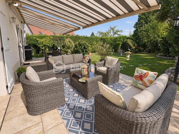 Découvrez cette belle maison individuelle de 164 m², implantée sur un terrain clos et arboré de 975 m², sans vis-à-vis.

Le rez-de-chaussée s’ouvre sur une entrée avec placard, puis sur un spacieux salon/salle à manger lumineux. 
La cuisine séparée, située dans le prolongement de la pièce de vie, bénéficie, comme le séjour, d’un accès direct à la terrasse et au jardin.

Une chambre, une salle d’eau et des toilettes séparées complètent ce niveau, offrant ainsi une véritable possibilité de vie de plain-pied.

À l’étage, l’espace nuit se compose de trois chambres, dont une bénéficiant d’une pièce dressing, ainsi que d’une grande salle de bains équipée d’une baignoire, d’une douche et d’une double vasque. Les chambres de l’étage sont équipées d’une climatisation réversible, assurant un confort appréciable en toute saison.

La maison dispose également d’un sous-sol total aménagé, offrant de multiples possibilités selon vos besoins : espace de loisirs, bureau, salle de jeux ou rangements supplémentaires.

À l’extérieur, vous profiterez d’une agréable terrasse d’environ 62 m² équipée de stores bannes. Le jardin arboré et sans vis-à-vis propose différents espaces de détente, dont un kiosque aménagé au cœur de la végétation.

Un double garage indépendant complète la propriété. Sa partie supérieure présente un potentiel d’aménagement supplémentaire selon votre projet. La grande allée située devant le garage permet également de stationner deux à trois véhicules.

Les atouts :

Maison individuelle de 164 m²
Terrain clos et arboré de 975 m²
Aucun vis-à-vis
Quatre chambres, dont une au rez-de-chaussée
Possibilité de vie de plain-pied
Climatisation réversible dans les chambres de l’étage
Sous-sol total aménagé
Terrasse d’environ 62 m² avec stores bannes
Jardin avec plusieurs espaces de détente
Double garage indépendant
Potentiel d’aménagement au-dessus du garage
Deux à trois stationnements supplémentaires dans l’allée

Une maison familiale chaleureuse et fonctionnelle, offrant de beaux volumes, de nombreux espaces et un environnement propice aux moments de détente.