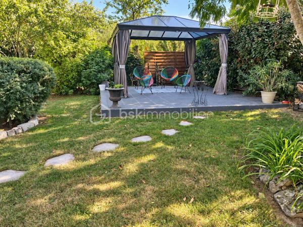 Découvrez cette belle maison individuelle de 164 m², implantée sur un terrain clos et arboré de 975 m², sans vis-à-vis.

Le rez-de-chaussée s’ouvre sur une entrée avec placard, puis sur un spacieux salon/salle à manger lumineux. 
La cuisine séparée, située dans le prolongement de la pièce de vie, bénéficie, comme le séjour, d’un accès direct à la terrasse et au jardin.

Une chambre, une salle d’eau et des toilettes séparées complètent ce niveau, offrant ainsi une véritable possibilité de vie de plain-pied.

À l’étage, l’espace nuit se compose de trois chambres, dont une bénéficiant d’une pièce dressing, ainsi que d’une grande salle de bains équipée d’une baignoire, d’une douche et d’une double vasque. Les chambres de l’étage sont équipées d’une climatisation réversible, assurant un confort appréciable en toute saison.

La maison dispose également d’un sous-sol total aménagé, offrant de multiples possibilités selon vos besoins : espace de loisirs, bureau, salle de jeux ou rangements supplémentaires.

À l’extérieur, vous profiterez d’une agréable terrasse d’environ 62 m² équipée de stores bannes. Le jardin arboré et sans vis-à-vis propose différents espaces de détente, dont un kiosque aménagé au cœur de la végétation.

Un double garage indépendant complète la propriété. Sa partie supérieure présente un potentiel d’aménagement supplémentaire selon votre projet. La grande allée située devant le garage permet également de stationner deux à trois véhicules.

Les atouts :

Maison individuelle de 164 m²
Terrain clos et arboré de 975 m²
Aucun vis-à-vis
Quatre chambres, dont une au rez-de-chaussée
Possibilité de vie de plain-pied
Climatisation réversible dans les chambres de l’étage
Sous-sol total aménagé
Terrasse d’environ 62 m² avec stores bannes
Jardin avec plusieurs espaces de détente
Double garage indépendant
Potentiel d’aménagement au-dessus du garage
Deux à trois stationnements supplémentaires dans l’allée

Une maison familiale chaleureuse et fonctionnelle, offrant de beaux volumes, de nombreux espaces et un environnement propice aux moments de détente.