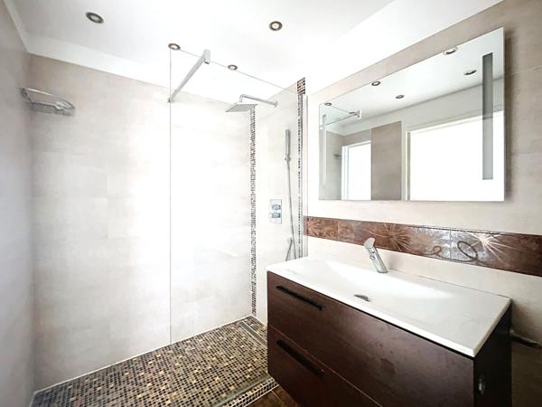 4 pièces traversant 85M² dernier étage, piscine