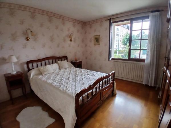 Vente                                                      Maison de village
                        
                     5 pièces                      136 m2                     à Toury