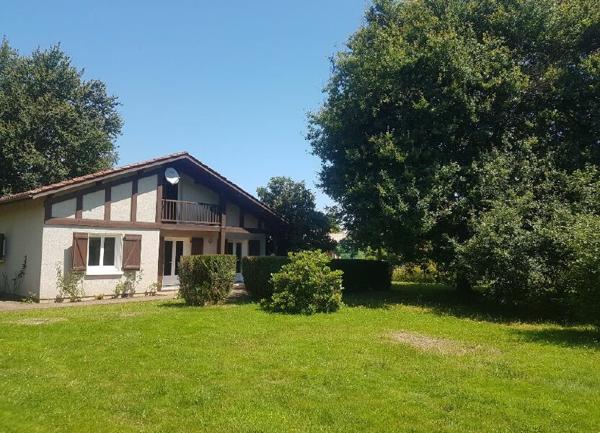 Maison à louer    5 pièces •  Aire-sur-l'Adour