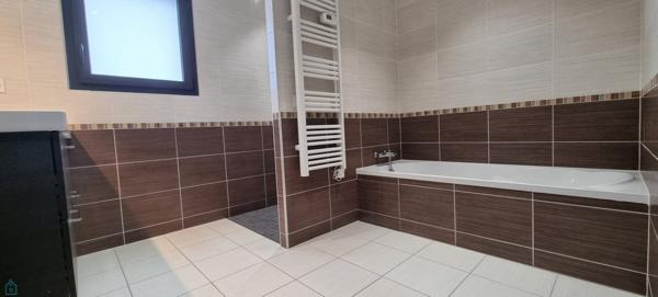 TRES AGREABLE PLAIN-PIED DE 138 M2 EN RT 2012 SUR 2382 M2 DE TERRAIN