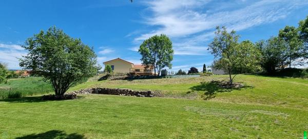 TRES AGREABLE PLAIN-PIED DE 138 M2 EN RT 2012 SUR 2382 M2 DE TERRAIN