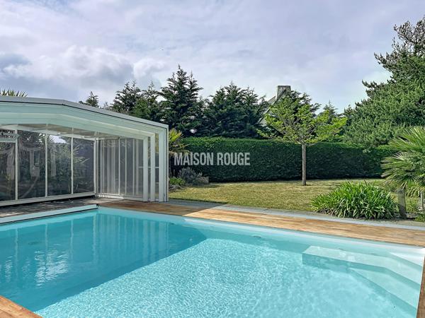 Au calme, dans un écrin de verdure, propriété avec piscine