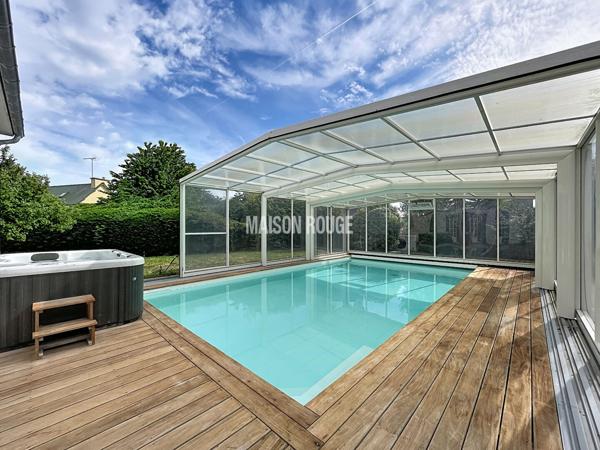 Au calme, dans un écrin de verdure, propriété avec piscine