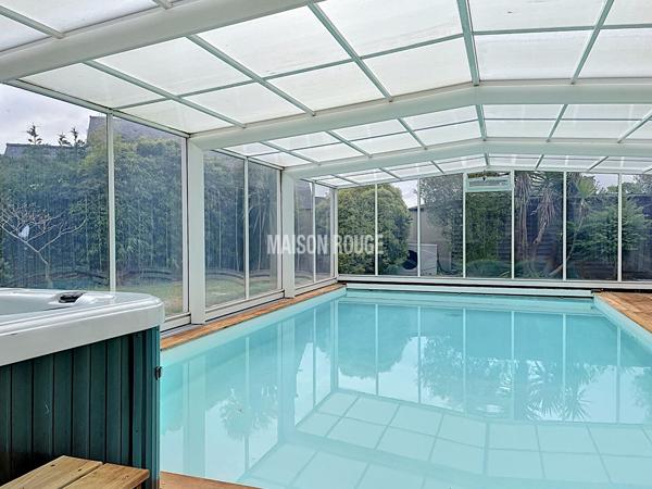 Au calme, dans un écrin de verdure, propriété avec piscine