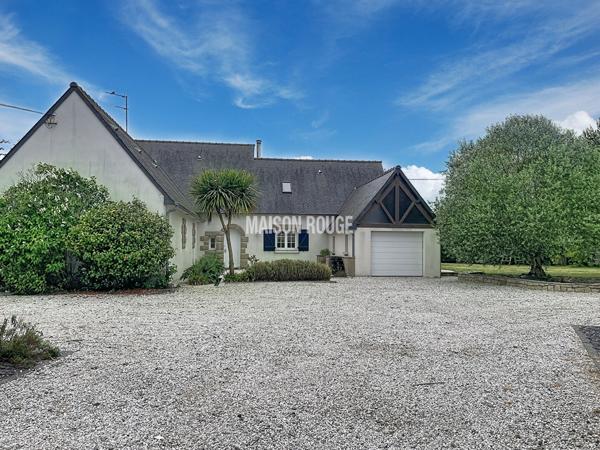 Au calme, dans un écrin de verdure, propriété avec piscine