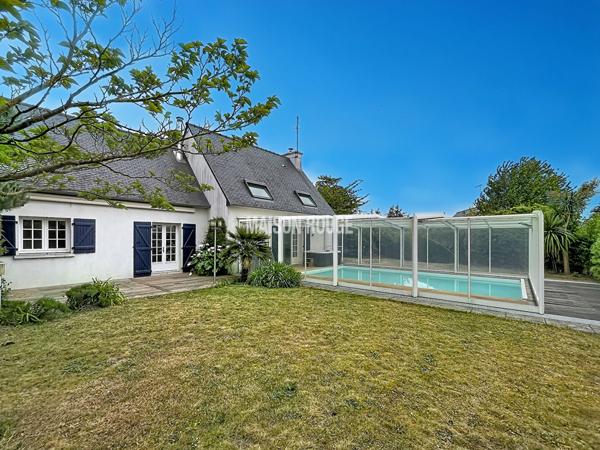 Au calme, dans un écrin de verdure, propriété avec piscine