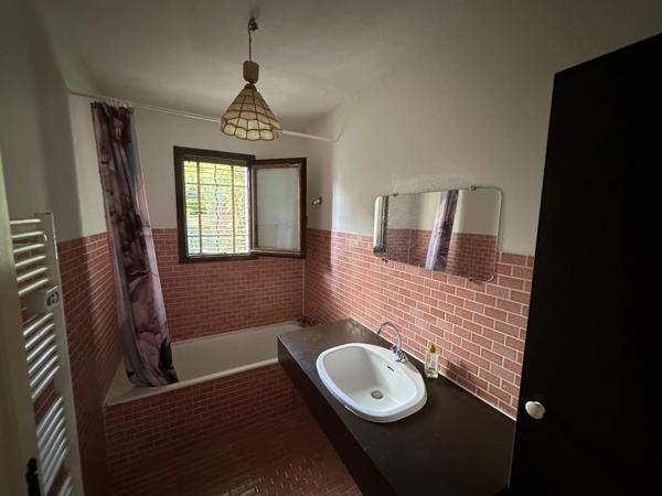 Maison de plain-pied avec jardin et garage – Potentiel 3 chambres
