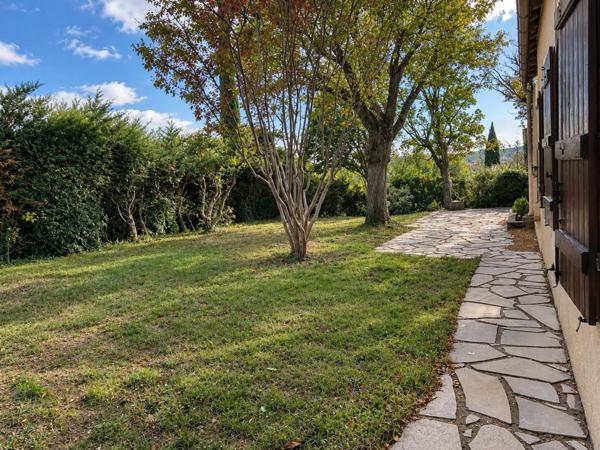 Maison de plain-pied avec jardin et garage – Potentiel 3 chambres