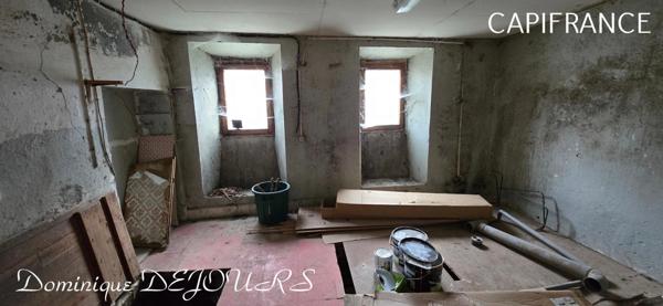 En Ardèche, dans la belle vallée de la Glueyre, Grande maison de village à Marcols Les Eaux avec une dépendance à rénover, un grand garage, caves, ...