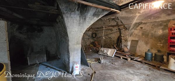 En Ardèche, dans la belle vallée de la Glueyre, Grande maison de village à Marcols Les Eaux avec une dépendance à rénover, un grand garage, caves, ...