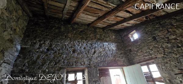 En Ardèche, dans la belle vallée de la Glueyre, Grande maison de village à Marcols Les Eaux avec une dépendance à rénover, un grand garage, caves, ...