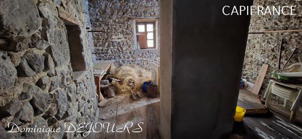 En Ardèche, dans la belle vallée de la Glueyre, Grande maison de village à Marcols Les Eaux avec une dépendance à rénover, un grand garage, caves, ...