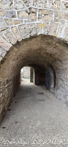 En Ardèche, dans la belle vallée de la Glueyre, Grande maison de village à Marcols Les Eaux avec une dépendance à rénover, un grand garage, caves, ...