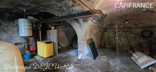 En Ardèche, dans la belle vallée de la Glueyre, Grande maison de village à Marcols Les Eaux avec une dépendance à rénover, un grand garage, caves, ...