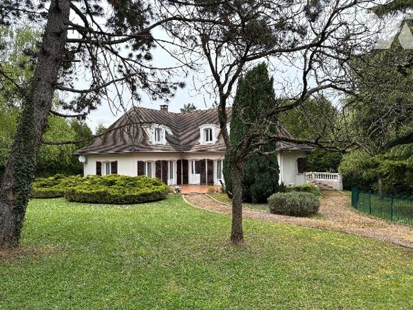 Une demeure d'exception entièrement repensée récemment avec un grand parc et piscine chauffée