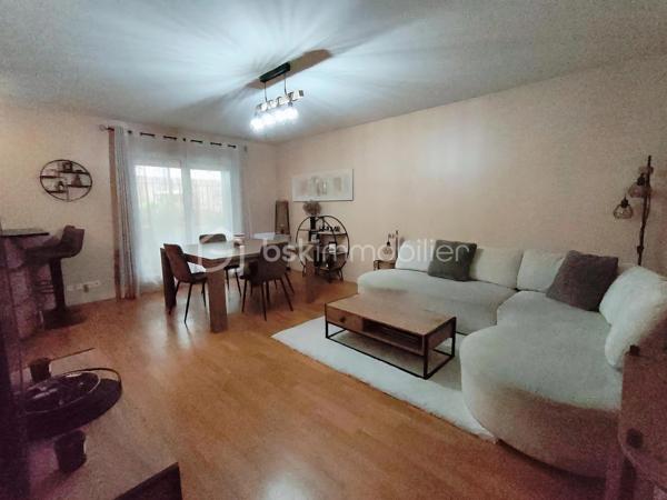 Idéalement situé en plein centre-ville de Brétigny-sur-Orge, découvrez ce bel appartement de 4 pièces en rez-de-chaussée d'une superficie de 87m² dans une résidence de 2010. 

Cet appartement se compose d'une entrée avec rangements, d'un agréable séjour avec sa cuisine ouverte aménagée. Vous profiterez d'un petit balcon depuis le séjour. 

Côté nuit, 3 chambres avec placards, une salle de bains, une salle d'eau, ainsi que d'un WC indépendant. 

Côté extérieur, vous profiterez de deux petits balcons ainsi que d'un jardin privatif d'environ 50 m², idéal pour vos moments de détente en famille ou entre amis.

Une place de parking privative en sous-sol est également incluse.

Un appartement rare sur le secteur, alliant confort, fonctionnalité et emplacement privilégié. Proche des commerces, écoles, transport à moins de 5 minutes à pied de la gare RER, permettant de rejoindre Paris Bibliothèque François-Mitterrand en seulement 25 minutes. L’ensemble des commerces, écoles et services est accessible à pied pour un quotidien facilité.

À seulement 5 minutes en voiture, également accessible via un bus direct retrouvez la zone Maison Neuve et Les Promenades de Brétigny: cinéma Kinepolis, laser game, restaurants, trampoline park, salles de sport et de nombreuses activités de loisirs...

Vous rejoindrez également en 10 minutes en voiture (15 minutes en bus) la zone commerciale de La Croix Blanche ainsi que sa nouvelle zone commercial "Valvert" offrant une large sélection d’enseignes et de restaurants.

À visiter sans tarder !