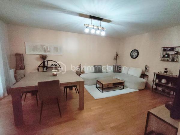 Idéalement situé en plein centre-ville de Brétigny-sur-Orge, découvrez ce bel appartement de 4 pièces en rez-de-chaussée d'une superficie de 87m² dans une résidence de 2010. 

Cet appartement se compose d'une entrée avec rangements, d'un agréable séjour avec sa cuisine ouverte aménagée. Vous profiterez d'un petit balcon depuis le séjour. 

Côté nuit, 3 chambres avec placards, une salle de bains, une salle d'eau, ainsi que d'un WC indépendant. 

Côté extérieur, vous profiterez de deux petits balcons ainsi que d'un jardin privatif d'environ 50 m², idéal pour vos moments de détente en famille ou entre amis.

Une place de parking privative en sous-sol est également incluse.

Un appartement rare sur le secteur, alliant confort, fonctionnalité et emplacement privilégié. Proche des commerces, écoles, transport à moins de 5 minutes à pied de la gare RER, permettant de rejoindre Paris Bibliothèque François-Mitterrand en seulement 25 minutes. L’ensemble des commerces, écoles et services est accessible à pied pour un quotidien facilité.

À seulement 5 minutes en voiture, également accessible via un bus direct retrouvez la zone Maison Neuve et Les Promenades de Brétigny: cinéma Kinepolis, laser game, restaurants, trampoline park, salles de sport et de nombreuses activités de loisirs...

Vous rejoindrez également en 10 minutes en voiture (15 minutes en bus) la zone commerciale de La Croix Blanche ainsi que sa nouvelle zone commercial "Valvert" offrant une large sélection d’enseignes et de restaurants.

À visiter sans tarder !