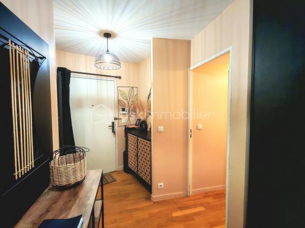 Idéalement situé en plein centre-ville de Brétigny-sur-Orge, découvrez ce bel appartement de 4 pièces en rez-de-chaussée d'une superficie de 87m² dans une résidence de 2010. 

Cet appartement se compose d'une entrée avec rangements, d'un agréable séjour avec sa cuisine ouverte aménagée. Vous profiterez d'un petit balcon depuis le séjour. 

Côté nuit, 3 chambres avec placards, une salle de bains, une salle d'eau, ainsi que d'un WC indépendant. 

Côté extérieur, vous profiterez de deux petits balcons ainsi que d'un jardin privatif d'environ 50 m², idéal pour vos moments de détente en famille ou entre amis.

Une place de parking privative en sous-sol est également incluse.

Un appartement rare sur le secteur, alliant confort, fonctionnalité et emplacement privilégié. Proche des commerces, écoles, transport à moins de 5 minutes à pied de la gare RER, permettant de rejoindre Paris Bibliothèque François-Mitterrand en seulement 25 minutes. L’ensemble des commerces, écoles et services est accessible à pied pour un quotidien facilité.

À seulement 5 minutes en voiture, également accessible via un bus direct retrouvez la zone Maison Neuve et Les Promenades de Brétigny: cinéma Kinepolis, laser game, restaurants, trampoline park, salles de sport et de nombreuses activités de loisirs...

Vous rejoindrez également en 10 minutes en voiture (15 minutes en bus) la zone commerciale de La Croix Blanche ainsi que sa nouvelle zone commercial "Valvert" offrant une large sélection d’enseignes et de restaurants.

À visiter sans tarder !
