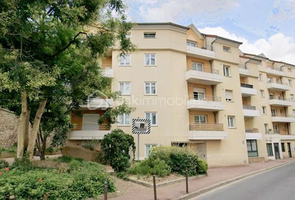 Idéalement situé en plein centre-ville de Brétigny-sur-Orge, découvrez ce bel appartement de 4 pièces en rez-de-chaussée d'une superficie de 87m² dans une résidence de 2010. 

Cet appartement se compose d'une entrée avec rangements, d'un agréable séjour avec sa cuisine ouverte aménagée. Vous profiterez d'un petit balcon depuis le séjour. 

Côté nuit, 3 chambres avec placards, une salle de bains, une salle d'eau, ainsi que d'un WC indépendant. 

Côté extérieur, vous profiterez de deux petits balcons ainsi que d'un jardin privatif d'environ 50 m², idéal pour vos moments de détente en famille ou entre amis.

Une place de parking privative en sous-sol est également incluse.

Un appartement rare sur le secteur, alliant confort, fonctionnalité et emplacement privilégié. Proche des commerces, écoles, transport à moins de 5 minutes à pied de la gare RER, permettant de rejoindre Paris Bibliothèque François-Mitterrand en seulement 25 minutes. L’ensemble des commerces, écoles et services est accessible à pied pour un quotidien facilité.

À seulement 5 minutes en voiture, également accessible via un bus direct retrouvez la zone Maison Neuve et Les Promenades de Brétigny: cinéma Kinepolis, laser game, restaurants, trampoline park, salles de sport et de nombreuses activités de loisirs...

Vous rejoindrez également en 10 minutes en voiture (15 minutes en bus) la zone commerciale de La Croix Blanche ainsi que sa nouvelle zone commercial "Valvert" offrant une large sélection d’enseignes et de restaurants.

À visiter sans tarder !