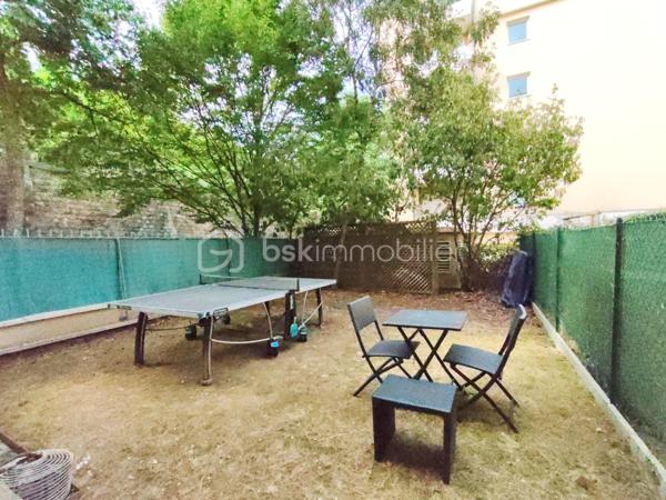 Idéalement situé en plein centre-ville de Brétigny-sur-Orge, découvrez ce bel appartement de 4 pièces en rez-de-chaussée d'une superficie de 87m² dans une résidence de 2010. 

Cet appartement se compose d'une entrée avec rangements, d'un agréable séjour avec sa cuisine ouverte aménagée. Vous profiterez d'un petit balcon depuis le séjour. 

Côté nuit, 3 chambres avec placards, une salle de bains, une salle d'eau, ainsi que d'un WC indépendant. 

Côté extérieur, vous profiterez de deux petits balcons ainsi que d'un jardin privatif d'environ 50 m², idéal pour vos moments de détente en famille ou entre amis.

Une place de parking privative en sous-sol est également incluse.

Un appartement rare sur le secteur, alliant confort, fonctionnalité et emplacement privilégié. Proche des commerces, écoles, transport à moins de 5 minutes à pied de la gare RER, permettant de rejoindre Paris Bibliothèque François-Mitterrand en seulement 25 minutes. L’ensemble des commerces, écoles et services est accessible à pied pour un quotidien facilité.

À seulement 5 minutes en voiture, également accessible via un bus direct retrouvez la zone Maison Neuve et Les Promenades de Brétigny: cinéma Kinepolis, laser game, restaurants, trampoline park, salles de sport et de nombreuses activités de loisirs...

Vous rejoindrez également en 10 minutes en voiture (15 minutes en bus) la zone commerciale de La Croix Blanche ainsi que sa nouvelle zone commercial "Valvert" offrant une large sélection d’enseignes et de restaurants.

À visiter sans tarder !