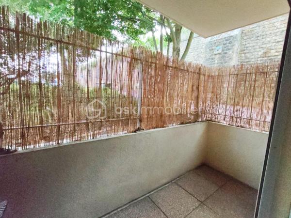 Idéalement situé en plein centre-ville de Brétigny-sur-Orge, découvrez ce bel appartement de 4 pièces en rez-de-chaussée d'une superficie de 87m² dans une résidence de 2010. 

Cet appartement se compose d'une entrée avec rangements, d'un agréable séjour avec sa cuisine ouverte aménagée. Vous profiterez d'un petit balcon depuis le séjour. 

Côté nuit, 3 chambres avec placards, une salle de bains, une salle d'eau, ainsi que d'un WC indépendant. 

Côté extérieur, vous profiterez de deux petits balcons ainsi que d'un jardin privatif d'environ 50 m², idéal pour vos moments de détente en famille ou entre amis.

Une place de parking privative en sous-sol est également incluse.

Un appartement rare sur le secteur, alliant confort, fonctionnalité et emplacement privilégié. Proche des commerces, écoles, transport à moins de 5 minutes à pied de la gare RER, permettant de rejoindre Paris Bibliothèque François-Mitterrand en seulement 25 minutes. L’ensemble des commerces, écoles et services est accessible à pied pour un quotidien facilité.

À seulement 5 minutes en voiture, également accessible via un bus direct retrouvez la zone Maison Neuve et Les Promenades de Brétigny: cinéma Kinepolis, laser game, restaurants, trampoline park, salles de sport et de nombreuses activités de loisirs...

Vous rejoindrez également en 10 minutes en voiture (15 minutes en bus) la zone commerciale de La Croix Blanche ainsi que sa nouvelle zone commercial "Valvert" offrant une large sélection d’enseignes et de restaurants.

À visiter sans tarder !