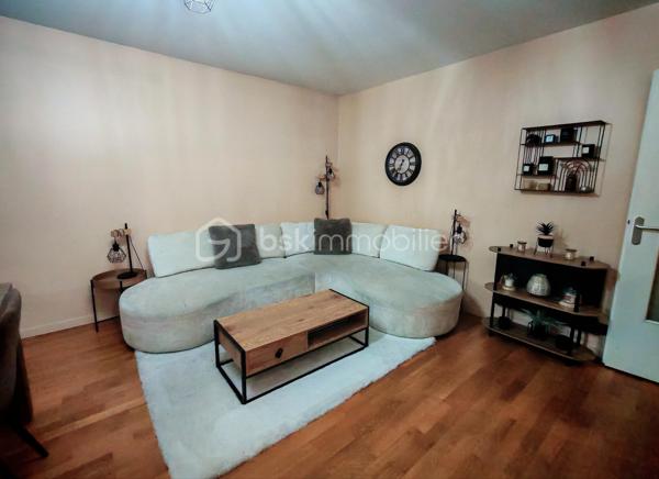 Idéalement situé en plein centre-ville de Brétigny-sur-Orge, découvrez ce bel appartement de 4 pièces en rez-de-chaussée d'une superficie de 87m² dans une résidence de 2010. 

Cet appartement se compose d'une entrée avec rangements, d'un agréable séjour avec sa cuisine ouverte aménagée. Vous profiterez d'un petit balcon depuis le séjour. 

Côté nuit, 3 chambres avec placards, une salle de bains, une salle d'eau, ainsi que d'un WC indépendant. 

Côté extérieur, vous profiterez de deux petits balcons ainsi que d'un jardin privatif d'environ 50 m², idéal pour vos moments de détente en famille ou entre amis.

Une place de parking privative en sous-sol est également incluse.

Un appartement rare sur le secteur, alliant confort, fonctionnalité et emplacement privilégié. Proche des commerces, écoles, transport à moins de 5 minutes à pied de la gare RER, permettant de rejoindre Paris Bibliothèque François-Mitterrand en seulement 25 minutes. L’ensemble des commerces, écoles et services est accessible à pied pour un quotidien facilité.

À seulement 5 minutes en voiture, également accessible via un bus direct retrouvez la zone Maison Neuve et Les Promenades de Brétigny: cinéma Kinepolis, laser game, restaurants, trampoline park, salles de sport et de nombreuses activités de loisirs...

Vous rejoindrez également en 10 minutes en voiture (15 minutes en bus) la zone commerciale de La Croix Blanche ainsi que sa nouvelle zone commercial "Valvert" offrant une large sélection d’enseignes et de restaurants.

À visiter sans tarder !