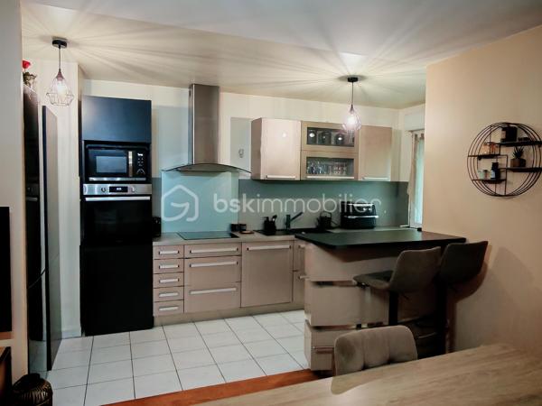 Idéalement situé en plein centre-ville de Brétigny-sur-Orge, découvrez ce bel appartement de 4 pièces en rez-de-chaussée d'une superficie de 87m² dans une résidence de 2010. 

Cet appartement se compose d'une entrée avec rangements, d'un agréable séjour avec sa cuisine ouverte aménagée. Vous profiterez d'un petit balcon depuis le séjour. 

Côté nuit, 3 chambres avec placards, une salle de bains, une salle d'eau, ainsi que d'un WC indépendant. 

Côté extérieur, vous profiterez de deux petits balcons ainsi que d'un jardin privatif d'environ 50 m², idéal pour vos moments de détente en famille ou entre amis.

Une place de parking privative en sous-sol est également incluse.

Un appartement rare sur le secteur, alliant confort, fonctionnalité et emplacement privilégié. Proche des commerces, écoles, transport à moins de 5 minutes à pied de la gare RER, permettant de rejoindre Paris Bibliothèque François-Mitterrand en seulement 25 minutes. L’ensemble des commerces, écoles et services est accessible à pied pour un quotidien facilité.

À seulement 5 minutes en voiture, également accessible via un bus direct retrouvez la zone Maison Neuve et Les Promenades de Brétigny: cinéma Kinepolis, laser game, restaurants, trampoline park, salles de sport et de nombreuses activités de loisirs...

Vous rejoindrez également en 10 minutes en voiture (15 minutes en bus) la zone commerciale de La Croix Blanche ainsi que sa nouvelle zone commercial "Valvert" offrant une large sélection d’enseignes et de restaurants.

À visiter sans tarder !