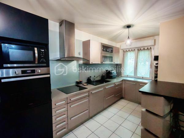 Idéalement situé en plein centre-ville de Brétigny-sur-Orge, découvrez ce bel appartement de 4 pièces en rez-de-chaussée d'une superficie de 87m² dans une résidence de 2010. 

Cet appartement se compose d'une entrée avec rangements, d'un agréable séjour avec sa cuisine ouverte aménagée. Vous profiterez d'un petit balcon depuis le séjour. 

Côté nuit, 3 chambres avec placards, une salle de bains, une salle d'eau, ainsi que d'un WC indépendant. 

Côté extérieur, vous profiterez de deux petits balcons ainsi que d'un jardin privatif d'environ 50 m², idéal pour vos moments de détente en famille ou entre amis.

Une place de parking privative en sous-sol est également incluse.

Un appartement rare sur le secteur, alliant confort, fonctionnalité et emplacement privilégié. Proche des commerces, écoles, transport à moins de 5 minutes à pied de la gare RER, permettant de rejoindre Paris Bibliothèque François-Mitterrand en seulement 25 minutes. L’ensemble des commerces, écoles et services est accessible à pied pour un quotidien facilité.

À seulement 5 minutes en voiture, également accessible via un bus direct retrouvez la zone Maison Neuve et Les Promenades de Brétigny: cinéma Kinepolis, laser game, restaurants, trampoline park, salles de sport et de nombreuses activités de loisirs...

Vous rejoindrez également en 10 minutes en voiture (15 minutes en bus) la zone commerciale de La Croix Blanche ainsi que sa nouvelle zone commercial "Valvert" offrant une large sélection d’enseignes et de restaurants.

À visiter sans tarder !