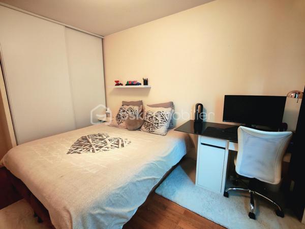Idéalement situé en plein centre-ville de Brétigny-sur-Orge, découvrez ce bel appartement de 4 pièces en rez-de-chaussée d'une superficie de 87m² dans une résidence de 2010. 

Cet appartement se compose d'une entrée avec rangements, d'un agréable séjour avec sa cuisine ouverte aménagée. Vous profiterez d'un petit balcon depuis le séjour. 

Côté nuit, 3 chambres avec placards, une salle de bains, une salle d'eau, ainsi que d'un WC indépendant. 

Côté extérieur, vous profiterez de deux petits balcons ainsi que d'un jardin privatif d'environ 50 m², idéal pour vos moments de détente en famille ou entre amis.

Une place de parking privative en sous-sol est également incluse.

Un appartement rare sur le secteur, alliant confort, fonctionnalité et emplacement privilégié. Proche des commerces, écoles, transport à moins de 5 minutes à pied de la gare RER, permettant de rejoindre Paris Bibliothèque François-Mitterrand en seulement 25 minutes. L’ensemble des commerces, écoles et services est accessible à pied pour un quotidien facilité.

À seulement 5 minutes en voiture, également accessible via un bus direct retrouvez la zone Maison Neuve et Les Promenades de Brétigny: cinéma Kinepolis, laser game, restaurants, trampoline park, salles de sport et de nombreuses activités de loisirs...

Vous rejoindrez également en 10 minutes en voiture (15 minutes en bus) la zone commerciale de La Croix Blanche ainsi que sa nouvelle zone commercial "Valvert" offrant une large sélection d’enseignes et de restaurants.

À visiter sans tarder !