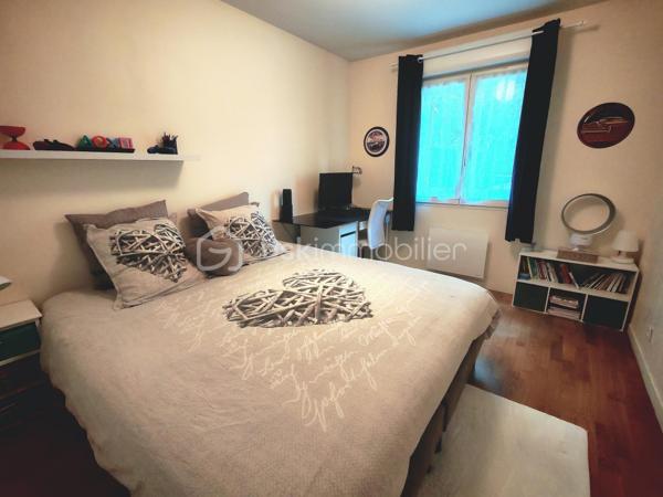 Idéalement situé en plein centre-ville de Brétigny-sur-Orge, découvrez ce bel appartement de 4 pièces en rez-de-chaussée d'une superficie de 87m² dans une résidence de 2010. 

Cet appartement se compose d'une entrée avec rangements, d'un agréable séjour avec sa cuisine ouverte aménagée. Vous profiterez d'un petit balcon depuis le séjour. 

Côté nuit, 3 chambres avec placards, une salle de bains, une salle d'eau, ainsi que d'un WC indépendant. 

Côté extérieur, vous profiterez de deux petits balcons ainsi que d'un jardin privatif d'environ 50 m², idéal pour vos moments de détente en famille ou entre amis.

Une place de parking privative en sous-sol est également incluse.

Un appartement rare sur le secteur, alliant confort, fonctionnalité et emplacement privilégié. Proche des commerces, écoles, transport à moins de 5 minutes à pied de la gare RER, permettant de rejoindre Paris Bibliothèque François-Mitterrand en seulement 25 minutes. L’ensemble des commerces, écoles et services est accessible à pied pour un quotidien facilité.

À seulement 5 minutes en voiture, également accessible via un bus direct retrouvez la zone Maison Neuve et Les Promenades de Brétigny: cinéma Kinepolis, laser game, restaurants, trampoline park, salles de sport et de nombreuses activités de loisirs...

Vous rejoindrez également en 10 minutes en voiture (15 minutes en bus) la zone commerciale de La Croix Blanche ainsi que sa nouvelle zone commercial "Valvert" offrant une large sélection d’enseignes et de restaurants.

À visiter sans tarder !