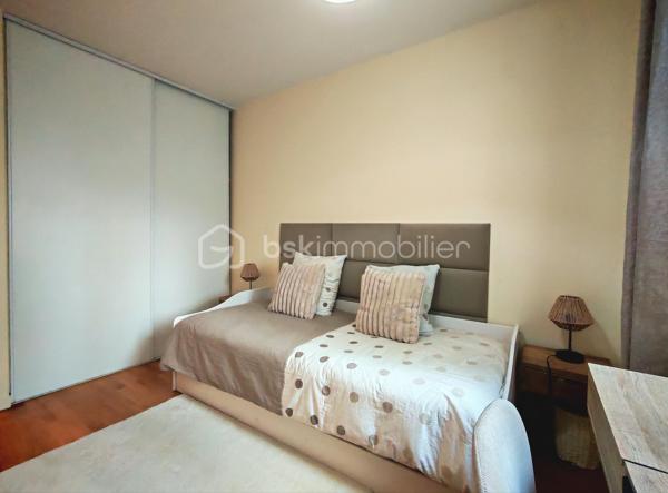 Idéalement situé en plein centre-ville de Brétigny-sur-Orge, découvrez ce bel appartement de 4 pièces en rez-de-chaussée d'une superficie de 87m² dans une résidence de 2010. 

Cet appartement se compose d'une entrée avec rangements, d'un agréable séjour avec sa cuisine ouverte aménagée. Vous profiterez d'un petit balcon depuis le séjour. 

Côté nuit, 3 chambres avec placards, une salle de bains, une salle d'eau, ainsi que d'un WC indépendant. 

Côté extérieur, vous profiterez de deux petits balcons ainsi que d'un jardin privatif d'environ 50 m², idéal pour vos moments de détente en famille ou entre amis.

Une place de parking privative en sous-sol est également incluse.

Un appartement rare sur le secteur, alliant confort, fonctionnalité et emplacement privilégié. Proche des commerces, écoles, transport à moins de 5 minutes à pied de la gare RER, permettant de rejoindre Paris Bibliothèque François-Mitterrand en seulement 25 minutes. L’ensemble des commerces, écoles et services est accessible à pied pour un quotidien facilité.

À seulement 5 minutes en voiture, également accessible via un bus direct retrouvez la zone Maison Neuve et Les Promenades de Brétigny: cinéma Kinepolis, laser game, restaurants, trampoline park, salles de sport et de nombreuses activités de loisirs...

Vous rejoindrez également en 10 minutes en voiture (15 minutes en bus) la zone commerciale de La Croix Blanche ainsi que sa nouvelle zone commercial "Valvert" offrant une large sélection d’enseignes et de restaurants.

À visiter sans tarder !
