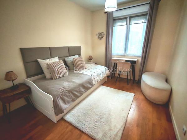 Idéalement situé en plein centre-ville de Brétigny-sur-Orge, découvrez ce bel appartement de 4 pièces en rez-de-chaussée d'une superficie de 87m² dans une résidence de 2010. 

Cet appartement se compose d'une entrée avec rangements, d'un agréable séjour avec sa cuisine ouverte aménagée. Vous profiterez d'un petit balcon depuis le séjour. 

Côté nuit, 3 chambres avec placards, une salle de bains, une salle d'eau, ainsi que d'un WC indépendant. 

Côté extérieur, vous profiterez de deux petits balcons ainsi que d'un jardin privatif d'environ 50 m², idéal pour vos moments de détente en famille ou entre amis.

Une place de parking privative en sous-sol est également incluse.

Un appartement rare sur le secteur, alliant confort, fonctionnalité et emplacement privilégié. Proche des commerces, écoles, transport à moins de 5 minutes à pied de la gare RER, permettant de rejoindre Paris Bibliothèque François-Mitterrand en seulement 25 minutes. L’ensemble des commerces, écoles et services est accessible à pied pour un quotidien facilité.

À seulement 5 minutes en voiture, également accessible via un bus direct retrouvez la zone Maison Neuve et Les Promenades de Brétigny: cinéma Kinepolis, laser game, restaurants, trampoline park, salles de sport et de nombreuses activités de loisirs...

Vous rejoindrez également en 10 minutes en voiture (15 minutes en bus) la zone commerciale de La Croix Blanche ainsi que sa nouvelle zone commercial "Valvert" offrant une large sélection d’enseignes et de restaurants.

À visiter sans tarder !
