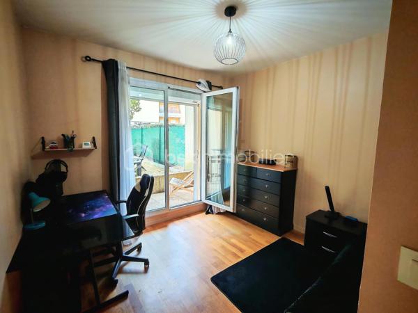 Idéalement situé en plein centre-ville de Brétigny-sur-Orge, découvrez ce bel appartement de 4 pièces en rez-de-chaussée d'une superficie de 87m² dans une résidence de 2010. 

Cet appartement se compose d'une entrée avec rangements, d'un agréable séjour avec sa cuisine ouverte aménagée. Vous profiterez d'un petit balcon depuis le séjour. 

Côté nuit, 3 chambres avec placards, une salle de bains, une salle d'eau, ainsi que d'un WC indépendant. 

Côté extérieur, vous profiterez de deux petits balcons ainsi que d'un jardin privatif d'environ 50 m², idéal pour vos moments de détente en famille ou entre amis.

Une place de parking privative en sous-sol est également incluse.

Un appartement rare sur le secteur, alliant confort, fonctionnalité et emplacement privilégié. Proche des commerces, écoles, transport à moins de 5 minutes à pied de la gare RER, permettant de rejoindre Paris Bibliothèque François-Mitterrand en seulement 25 minutes. L’ensemble des commerces, écoles et services est accessible à pied pour un quotidien facilité.

À seulement 5 minutes en voiture, également accessible via un bus direct retrouvez la zone Maison Neuve et Les Promenades de Brétigny: cinéma Kinepolis, laser game, restaurants, trampoline park, salles de sport et de nombreuses activités de loisirs...

Vous rejoindrez également en 10 minutes en voiture (15 minutes en bus) la zone commerciale de La Croix Blanche ainsi que sa nouvelle zone commercial "Valvert" offrant une large sélection d’enseignes et de restaurants.

À visiter sans tarder !