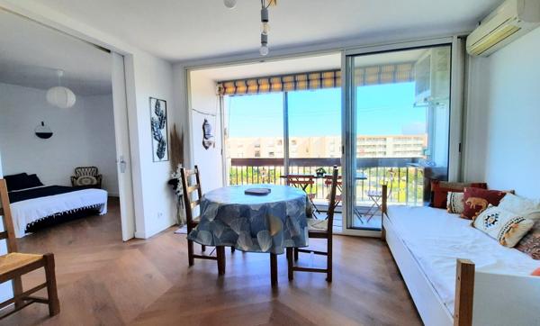 Appartement traversant rénové avec parking