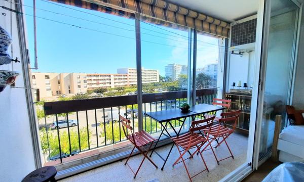 Appartement traversant rénové avec parking