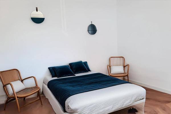 Appartement traversant rénové avec parking