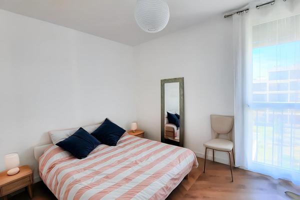 Appartement traversant rénové avec parking