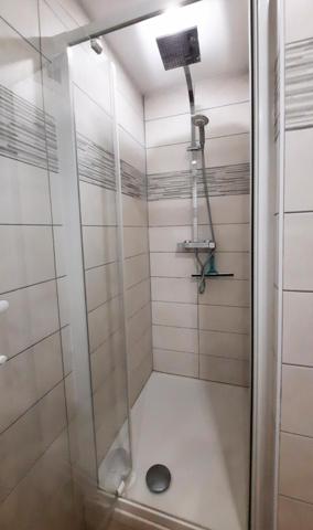 Appartement traversant rénové avec parking