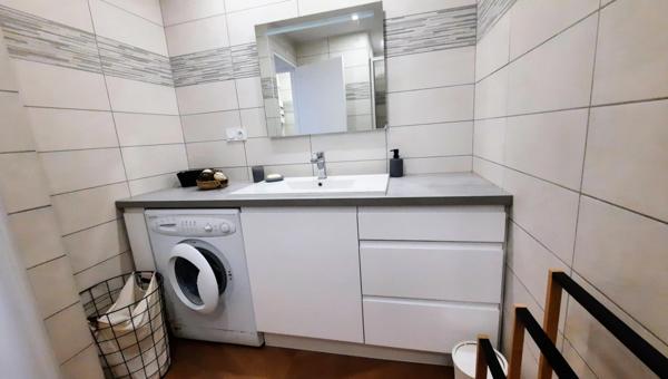 Appartement traversant rénové avec parking