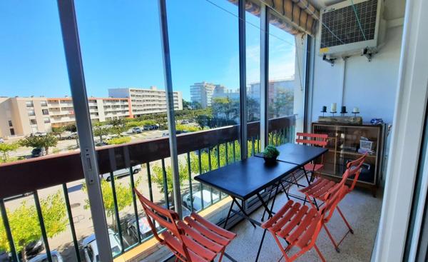 Appartement traversant rénové avec parking