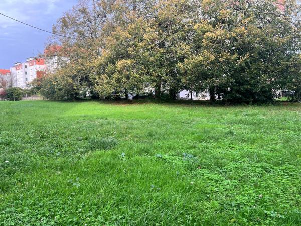 Terrain d'environ de 416 m2 à Saintes